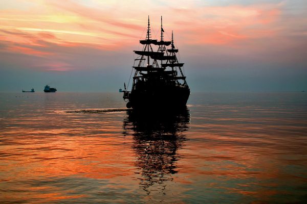 ship-4793029_1920